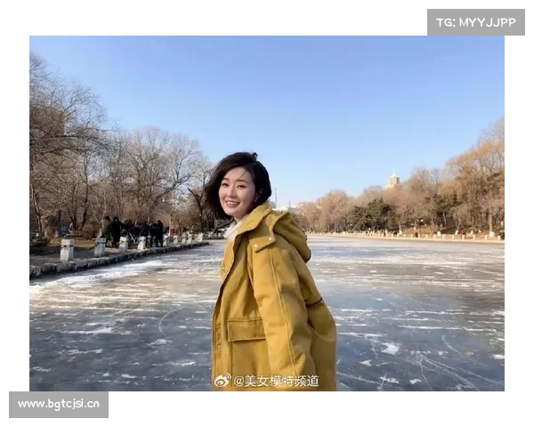 乔欣晒近照，一袭红玫瑰V领裙婀娜多姿，好一朵娇艳的红玫瑰！